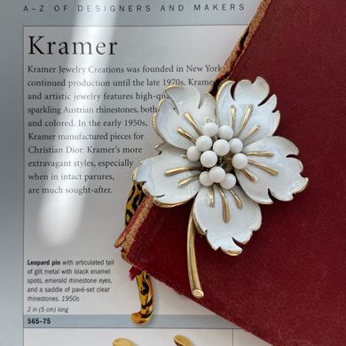 Винтажная брошь Kramer Белый цветок