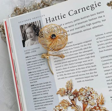 Вінтажна брошка Hattie Carnegie, 1960тi